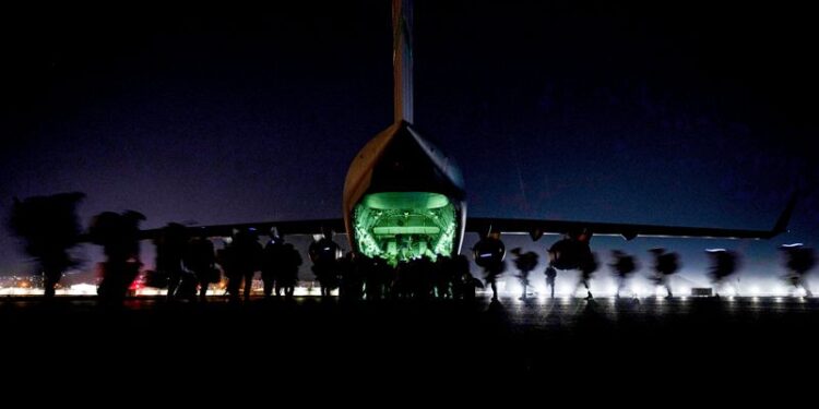 © Reuters. FILE PHOTO: U.S. Soldiers, assigned to the 82nd Airborne Division, prepare to board a U.S. Air Force C-17 Globemaster III aircraft to leave Hamid Karzai International Airport in Kabul, Afghanistan August 30, 2021. U.S. Air Force/Senior Airman Taylor Crul/Handout via REUTERS/File Photo