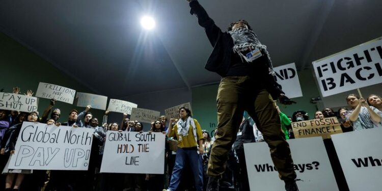 © Reuters. Activists shout slogans during a protest action at the COP29 United Nations climate change conference, in Baku, Azerbaijan November 23, 2024. REUTERS/Maxim Shemetov