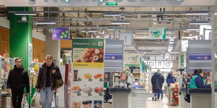 Russian hypermarkets struggle as online sales soar