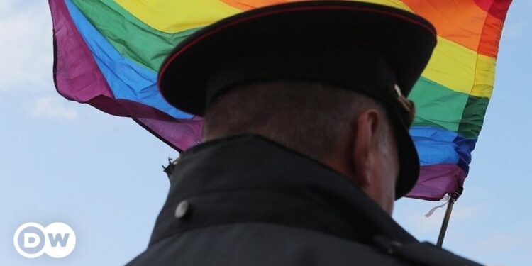 Russian police raid Moscow nightclubs over 'LGBT propaganda' – DW – 11/30/2024