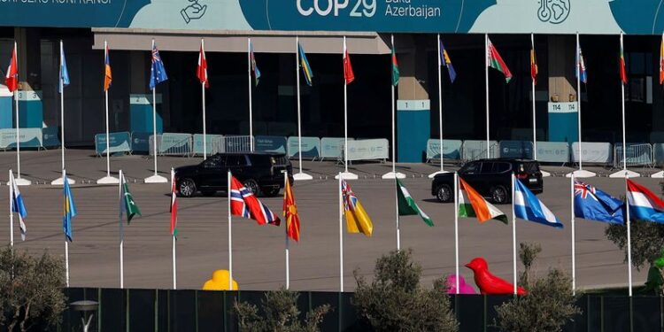 © Reuters. Cars drive at the territory of the COP29 United Nations climate change conference venue, in Baku, Azerbaijan November 22, 2024. REUTERS/Maxim Shemetov