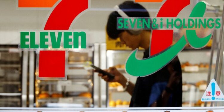 © Reuters. FILE PHOTO: Japan's Seven & I’s logo is seen at its 7-Eleven convenience store in Tokyo, Japan August 19, 2024. REUTERS/Kim Kyung-Hoon/File Photo