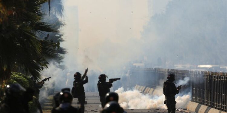 © Reuters. Security force personnel fire tear gas shells to prevent an anti-government rally by supporters of the former Pakistani Prime Minister Imran Khan's party Pakistan Tehreek-e-Insaf (PTI) in Islamabad, Pakistan, November 26, 2024. REUTERS/Akhtar Soomro