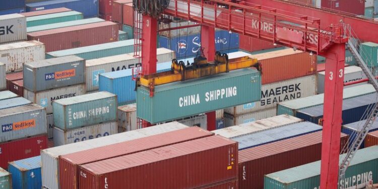 © Reuters. FILE PHOTO: A crane moves a shipping container at a container terminal at Incheon port in Incheon, South Korea, May 26, 2016. REUTERS/Kim Hong-Ji/File Photo