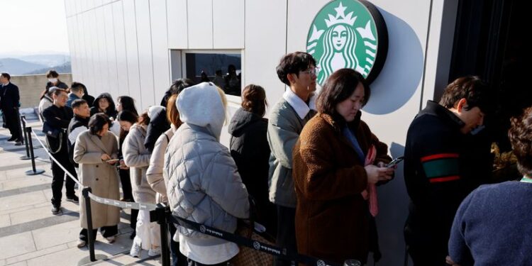 © Reuters. Customers queue up in front of the new store of Starbucks at the top of the Aegibong Peak Observatory, south of the demilitarized zone (DMZ), separating the two Koreas, in Gimpo, South Korea, November 29, 2024. REUTERS/Kim Soo-hyeon