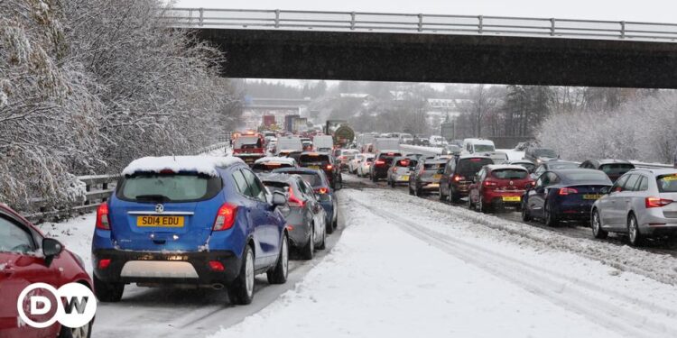 Storm Bert wreaks havoc across UK and Ireland – DW – 11/23/2024