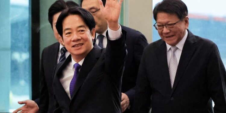 © Reuters. Taiwan President Lai Ching-te waves as he leaves for a trip to Hawaii, Guam and the Pacific Island allies at the airport in Taoyuan, Taiwan November 30, 2024. REUTERS/Ann Wang