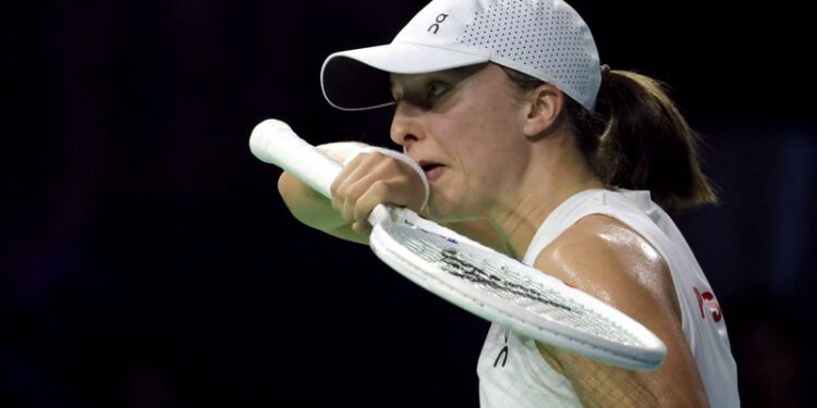 © Reuters. Tennis - Billie Jean King Cup Finals - Semi Final - Poland v Italy - Palacio de Deportes Jose Maria Martin Carpena Arena, Malaga, Spain - November 18, 2024 Poland's Iga Swiatek reacts during her match against Italy's Jasmine Paolini REUTERS/Jon Nazca/File Photo