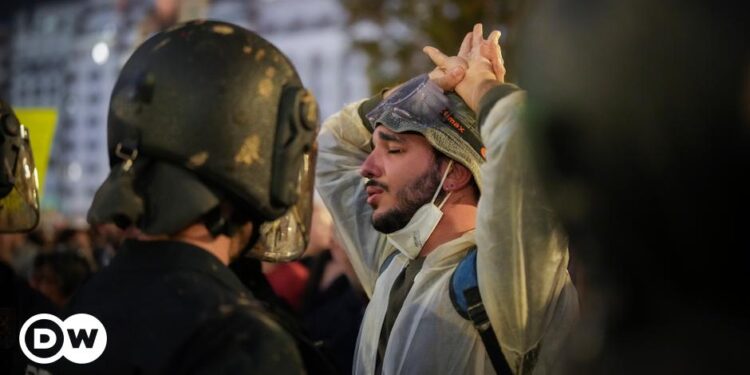 Thousands protest in Valencia over flood handling â€“ DW â€“ 11/10/2024