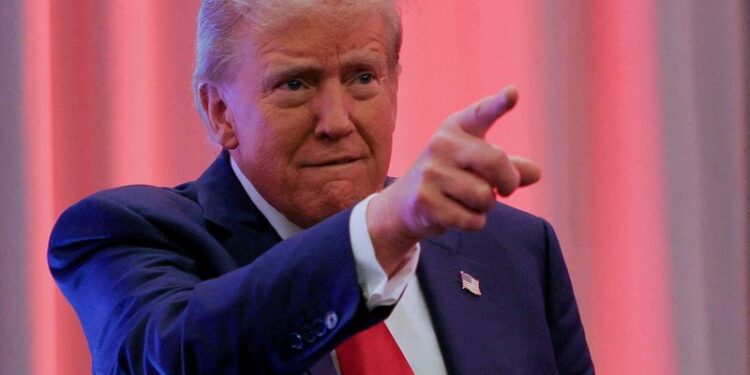 © Reuters. FILE PHOTO: U.S. President-elect Donald Trump gestures as he meets with House Republicans on Capitol Hill in Washington, U.S., November 13, 2024. REUTERS/Brian Snyder/File Photo