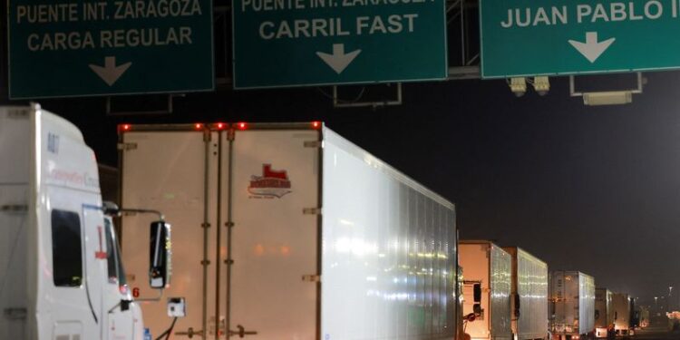 © Reuters. Trucks wait in a queue at the Zaragoza-Ysleta border crossing bridge to cross into the U.S., in Ciudad Juarez, Mexico November 25, 2024. REUTERS/Jose Luis Gonzalez