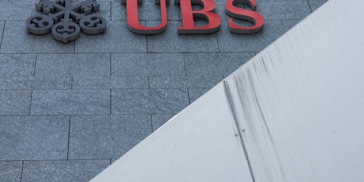 © Reuters. FILE PHOTO: A UBS logo is pictured on the branch of the Swiss bank in Lucerne, Switzerland, June 14, 2024. REUTERS/Denis Balibouse/File Photo