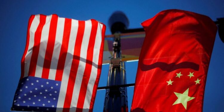 © Reuters. FILE PHOTO: The flags of the United States and China fly from a lamppost in the Chinatown neighborhood of Boston, Massachusetts, U.S., November 1, 2021. REUTERS/Brian Snyder/File Photo