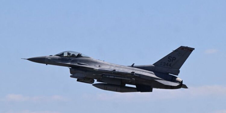 © Reuters. FILE PHOTO: A F-16 fighter jet takes off during a media day of NATO's