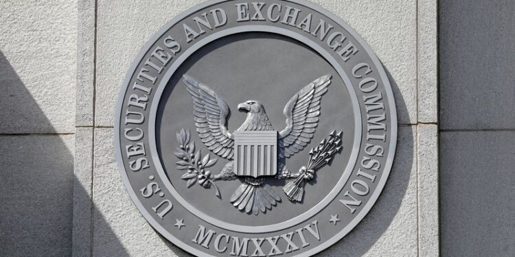 © Reuters. FILE PHOTO: The seal of the U.S. Securities and Exchange Commission (SEC) is seen at their headquarters in Washington, D.C., U.S., May 12, 2021. REUTERS/Andrew Kelly/File Photo