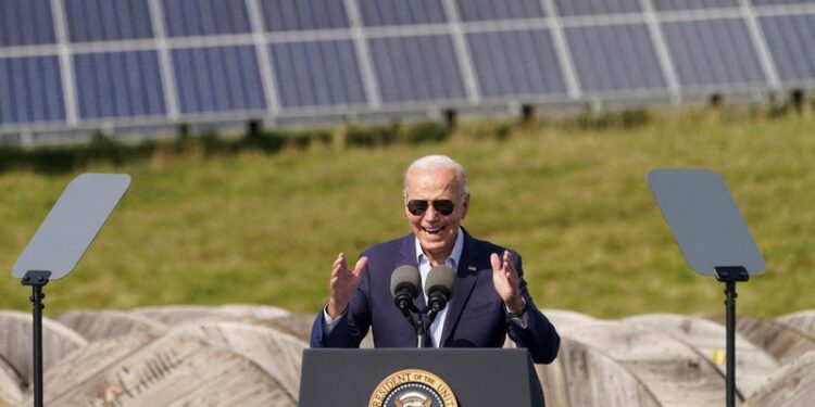 © Reuters. FILE PHOTO: Solar panels at the background as U.S. President Joe Biden speaks during a visit to Vernon Electric Cooperative in Westby, Wisconsin, U.S., September 5, 2024. REUTERS/Kevin Lamarque/File Photo