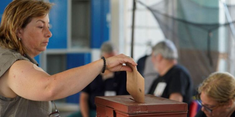 © Reuters. A woman casts her vote in Uruguay's presidential election run-off between centre-left candidate Yamandu Orsi and ruling conservative coalition candidate Alvaro Delgado, in Montevideo, Uruguay November 24, 2024. REUTERS/Andres Cuenca