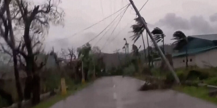 Video: Super typhoon Man-yi forces mass evacuation in the Philippines