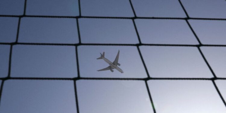 © Reuters. FILE PHOTO: A Qatar Airways plane flies over Dubai, United Arab Emirates, August 20, 2023. REUTERS/Amr Alfiky/File Photo