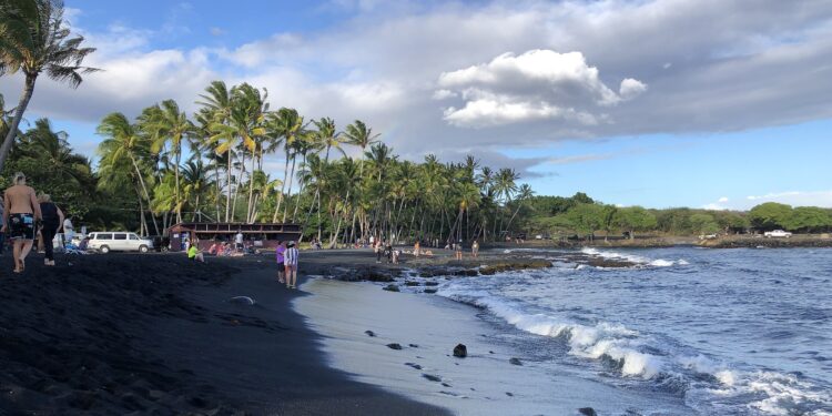 Volunteers unite to defend critical road in Hawaii from erosion » Yale Climate Connections