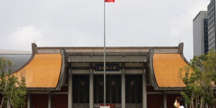 © Reuters. People walk near a fluttering Taiwanese flag outside the Sun Yat-Sen Memorial Hall in Taipei, Taiwan November 16, 2023. REUTERS/Carlos Garcia Rawlins/File Photo