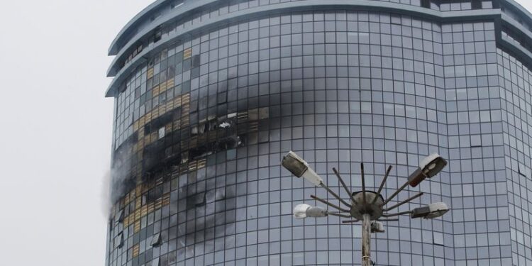 © Reuters. A view shows a damaged multi-storey residential building following an alleged Ukrainian drone attack in the course of Russia-Ukraine conflict, in Kazan, Russia December 21, 2024. REUTERS/Stringer