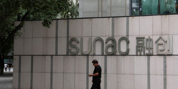 © Reuters. FILE PHOTO: A man walks past the logo of property developer Sunac at a residential compound in Beijing, China September 19, 2023. REUTERS/Florence Lo/File Photo