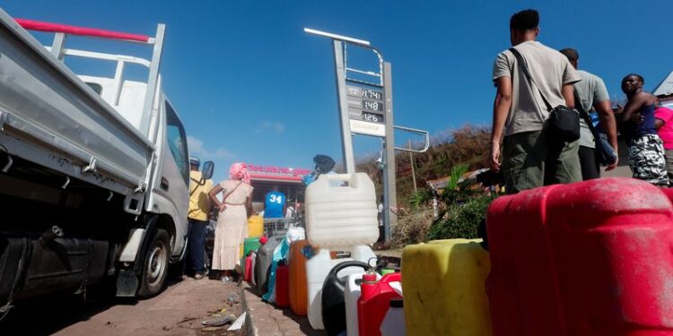 © Reuters. People wait to get fuel, in the aftermath of Cyclone Chido, in Dzaoudzi, Mayotte, December 20, 2024. REUTERS/Gonzalo Fuentes