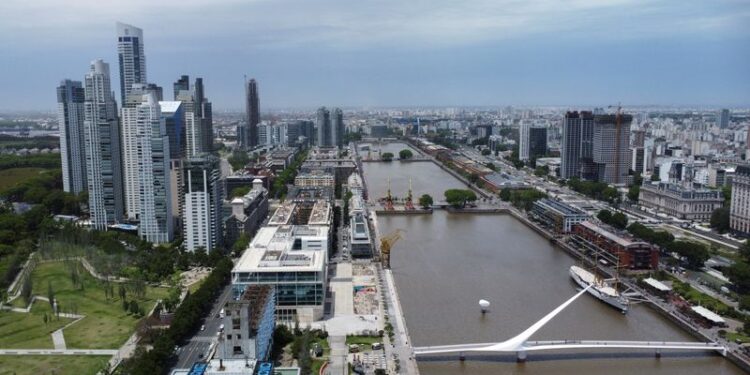 © Reuters. FILE PHOTO: A general view of Puerto Madero neighborhood, in Buenos Aires, Argentina November 21, 2023. REUTERS/Agustin Marcarian/File Photo