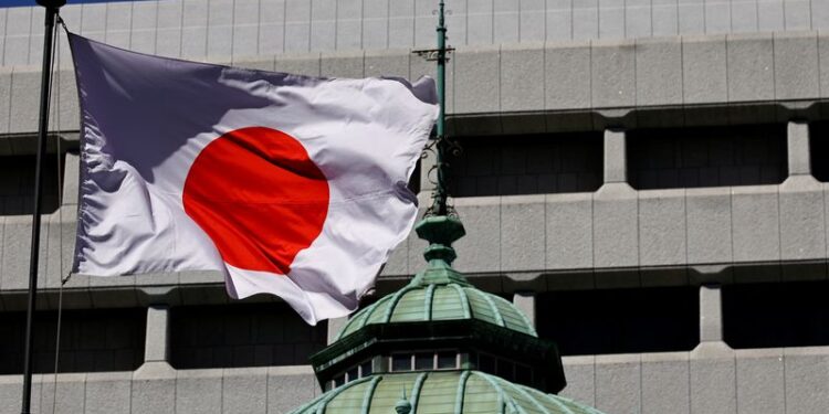 © Reuters. FILE PHOTO: The Japanese national flag waves at the Bank of Japan building in Tokyo, Japan March 18, 2024. REUTERS/Kim Kyung-Hoon/File Photo