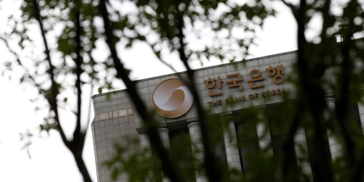 © Reuters. FILE PHOTO: The logo of the Bank of Korea is seen on the top of its building in Seoul, South Korea, July 14, 2016.  REUTERS/Kim Hong-Ji/File Photo