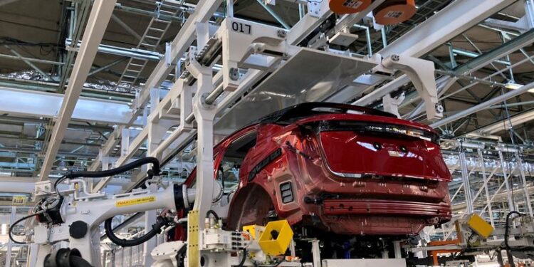 © Reuters. FILE PHOTO: Nissan Motor's Universal Powertrain Mounting System with a two-layer pallet structure, compatible with EV, e-POWER (HV) and gasoline vehicles is pictured in Kawachi-gun, in Tochigi prefecture, Japan October 8, 2021. REUTERS/Maki Shiraki/File Photo