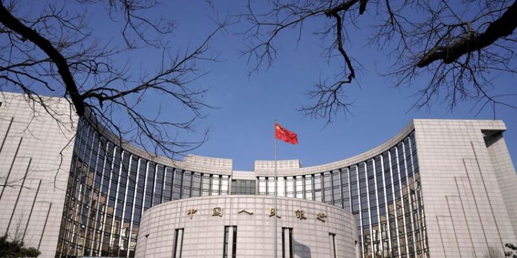 © Reuters. FILE PHOTO: The headquarters of the People's Bank of China, the central bank, is pictured in Beijing, China, February 3, 2020. REUTERS/Jason Lee/File Photo