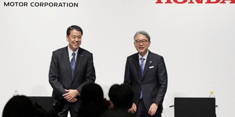 © Reuters. FILE PHOTO: Makoto Uchida, president and CEO of Nissan Motor, and Toshihiro Mibe, Honda Motor president and CEO, attend their joint press conference in Tokyo, Japan March 15, 2024. Mandatory credit Kyodo/via REUTERS/File Photo