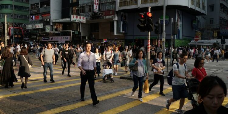 © Reuters. FILE PHOTO: People walk in a street in Hong Kong, China October 17, 2019. REUTERS/Umit Bektas/File Photo