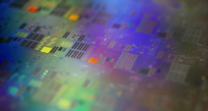 A 300 millimetre silicon wafer in the clean rooms at the Globalfoundries fabrication (fab) plant in Dresden, Germany