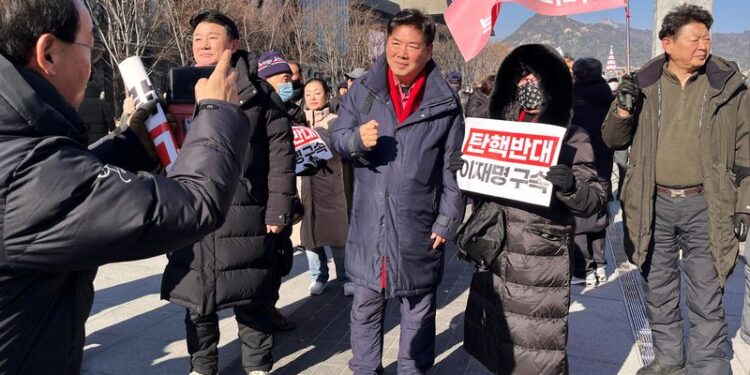 © Reuters. Ko Sung-kook, a conservative commentator who hosts Kosungkook TV on YouTube, meets his fans during a rally to support President Yoon Suk Yeol in Seoul, South Korea, December 14, 2024.    REUTERS/Ju-min Park