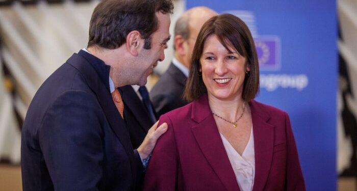 Rachel Reeves talks to Spanish trade minister Carlos Cuerpo