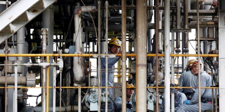 © Reuters. FILE PHOTO: Workers repair a facility of a chemical factory at the Keihin Industrial Zone in Kawasaki, Japan September 12, 2018. REUTERS/Kim Kyung-Hoon/File Photo