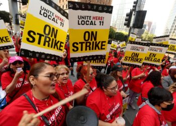 L.A. council backs $30 minimum wage for hotel and LAX workers