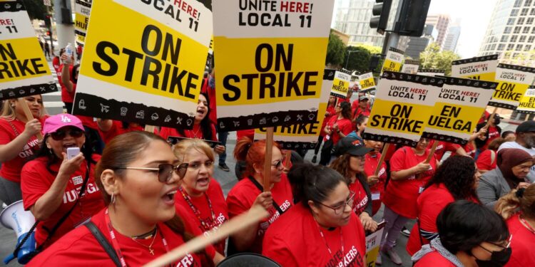 L.A. council backs $30 minimum wage for hotel and LAX workers