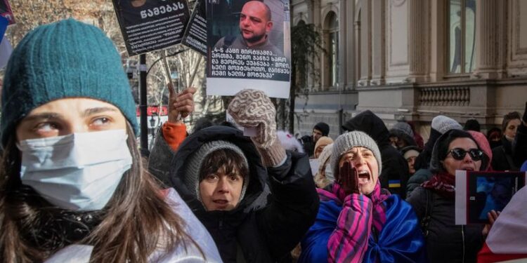 © Reuters. Opposition supporters protest outside the parliament building, as deputies vote to elect a new president, Tbilisi, Georgia December 14, 2024.  REUTERS/Daro Sulakauri