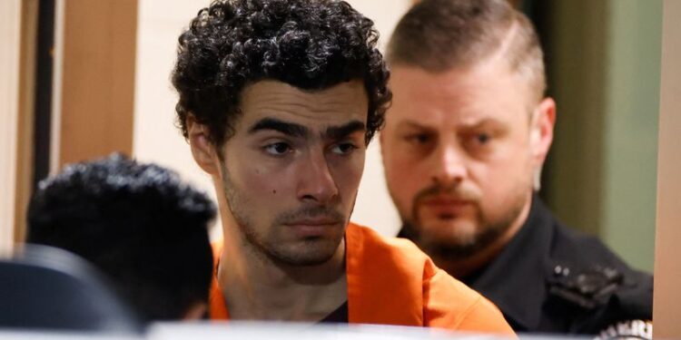 © Reuters. FILE PHOTO: Luigi Mangione, 26, a suspect in the New York City killing of UnitedHealth executive Brian Thompson, is escorted after an extradition hearing at Blair County Court House in Hollidaysburg, Pennsylvania, U.S. December 10, 2024.   REUTERS/Eduardo Munoz/File Photo