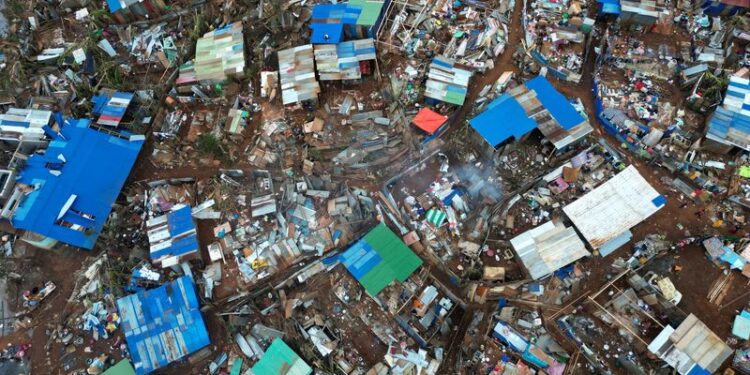 © Reuters. A drone view shows damaged houses in the aftermath of Cyclone Chido, in Kahani, Mayotte, France, December 19, 2024. REUTERS/Yves Herman