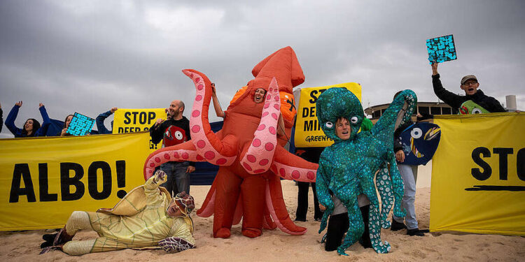 World Environment Day Rally at Bondi Beach, Sydney. © Greenpeace