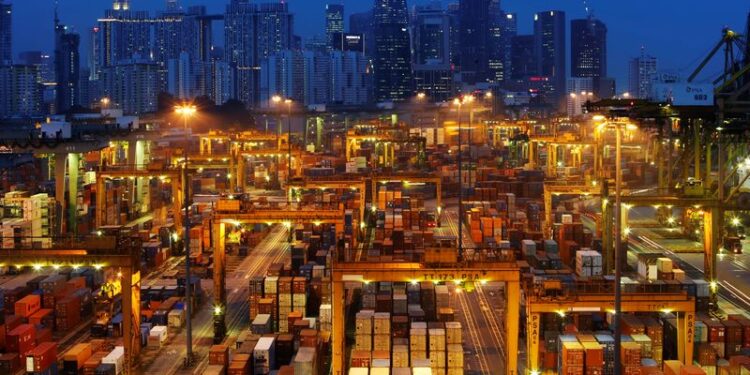 © Reuters. FILE PHOTO: The skyline of Singapore's central business district is seen at dusk as operations continue at a PSA International port terminal in Singapore September 25, 2013. Picture taken September 25, 2013. REUTERS/Edgar Su/File Photo