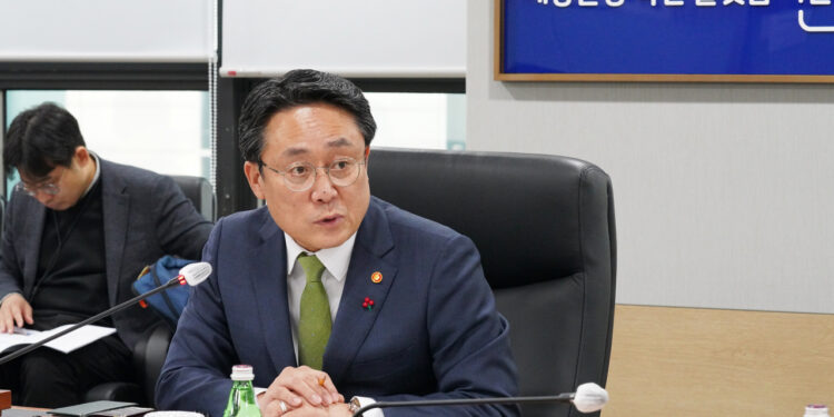 Oceans minister discusses trade uncertainties with shipping firms