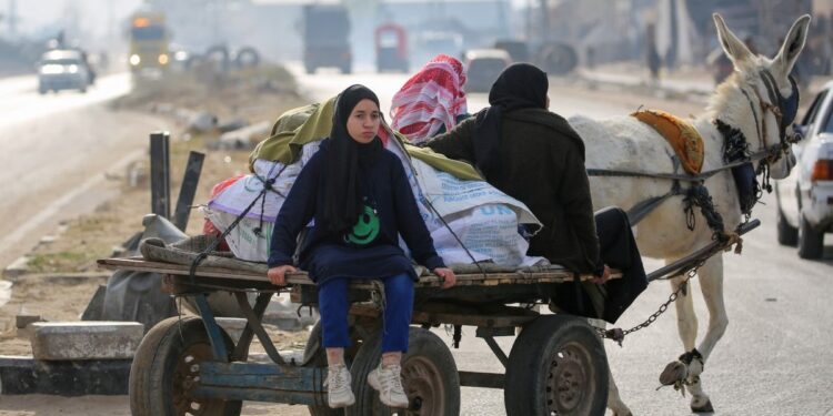 Photos: Israel forces Palestinians in Maghazi camp to flee again