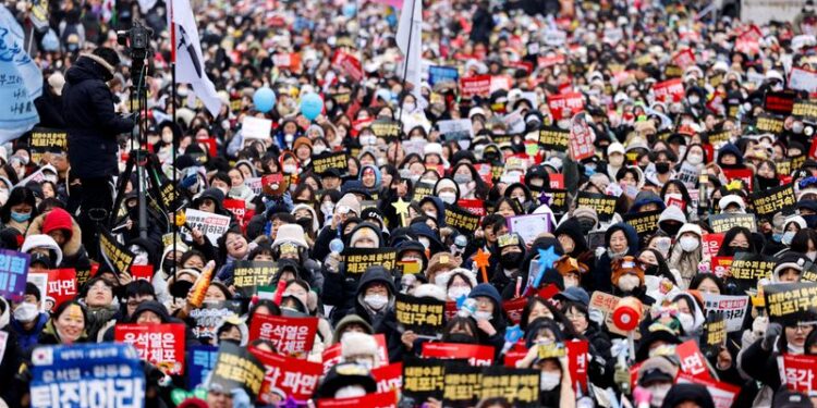 © Reuters. Protesters attend a rally against South Korea's impeached President Yoon Suk Yeol, who declared martial law, which was reversed hours later, in Seoul, South Korea, December 21, 2024. REUTERS/Kim Soo-hyeon