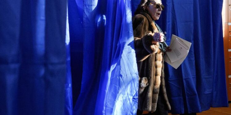 © Reuters. FILE PHOTO: A voter exits a voting booth, on the day of the first round of the presidential election in Bucharest, Romania, November 24, 2024. REUTERS/Andreea Campeanu/File Photo